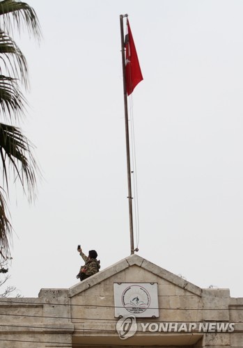 시리아 북서부 아프린 관공서에 게양된 터키 국기 [AFP=연합뉴스]