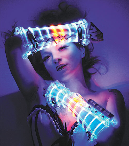 빛 아티스트 베오 비욘드가 2013년 만든 발광다이오드(LED) 의상을 무대 공연자가 입고 있다. 베오 비욘드 제공