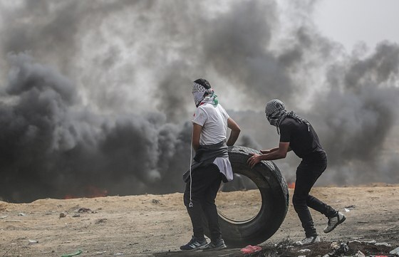 20일 가자지구에서 이스라엘 정부에 맞서 시위를 벌이는 팔레스타인 사람들. [EPA=연합뉴스]