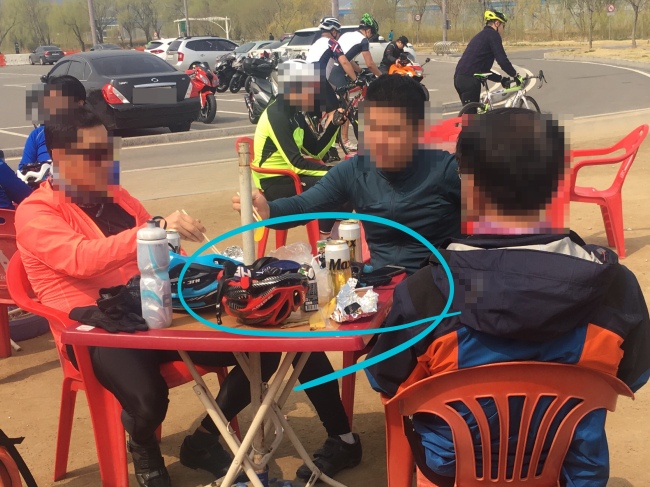 한강시민공원 반포지구에서 맥주를 마시는 자전거족의 모습. 20여분만에 한캔을 비운 이들은 다시 전문가용 자전거를 타고 사라졌다. 김유진 기자/kacew@heraldcorp.com]