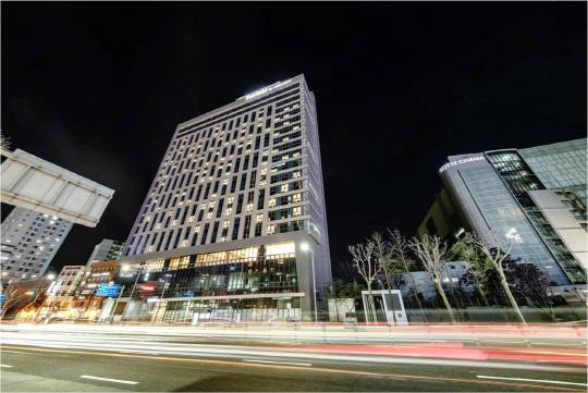 세계적 호텔 브랜드 페이필드가 한국에 진출한다. 메리어트 인터내셔널 호텔 브랜드 페어필드는 23일 서울 영등포에 '페어필드 바이 메리어트 서울'(Fairfield by Marriott Seoul)을 개장한다고 밝혔다. 브랜드 탄생 30주년을 맞은 페어필드는 현재 세계 900개 이상의 호텔을 운영 중이며, 메리어트 내에서 가장 빠르게 성장 중인 브랜드 중 하나다. 페어필드 바이 메리어트 서울은 총 572객실을 보유한 아시아 태평양 지역 내 최대 규모다. 페어필드 바이 메리어트 서울 제공