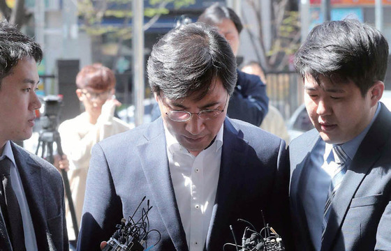 성폭력 의혹을 받고 있는 안희정 전 충남지사가 4월 4일 두 번째 영장실질심사를 앞두고 서울 서울서부지법으로 들어가고 있다.