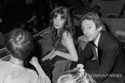 [AFP=연합뉴스 자료사진] 1973년 프랑스 샹송가수 세르주 갱스부르(오른쪽)와 그의 아내인 영국 출신 배우이자 가수인 제인 버킨(가운데). 갱스부르는 68혁명의 기운을 이어받아 70년대 프랑스 샹송의 대표 가수가 된다.