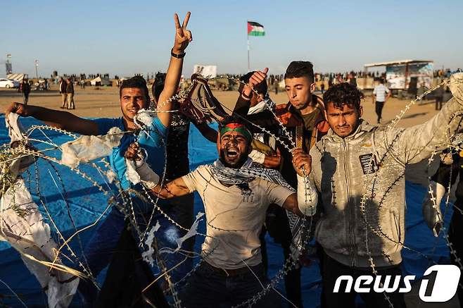 이스라엘 국경지대에서 시위를 벌이고 있는 팔레스타인 가자지구 사람들. © AFP=뉴스1