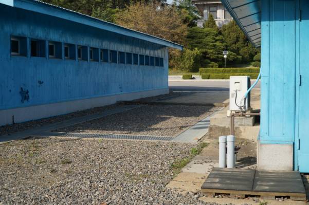 김정은이 도보로 군사분계선을 넘을 경우에는 판문점 중립국감독위원회 회의실, 군사정전위원회 회의실, 유엔사 장교회의실 건물 사이를 지나올 가능성이 높다. 이 파란색 건물들 사이에는 성인 발목 높이의 시멘트 턱으로 군사분계선이 표시돼 있다. 김정은이 도보로 군사분계선을 넘을 경우에는 문 대통령이 군사분계선에서 김정은을 맞아 함께 평화의집까지 걸어서 이동할 것으로 보인다. /박정엽 기자