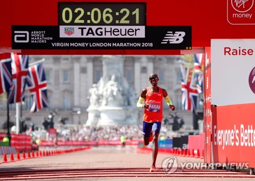 패라, 남자 마라톤 영국 신기록 (런던 로이터=연합뉴스) 모 패라가 22일(현지시간) 영국 런던에서 열린 런던마라톤에서 2시간6분21초에 결승선을 통과하고 있다. 패라는 33년 만에 영국 마라톤 기록을 바꿔놨다.