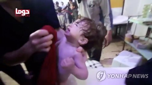 화학무기 노출 의심 증세를 보이는 시리아 두마의 아기[로이터=연합뉴스]