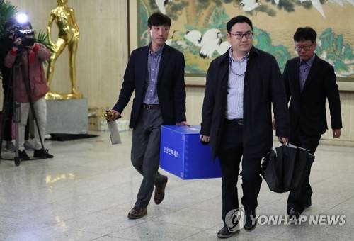 '밀수·탈세' 혐의 대한항공 본사 압수수색 (서울=연합뉴스) 김인철 기자 = 한진그룹 총수 일가 관세포탈 혐의를 조사 중인 관세청 조사관들이 23일 오후 서울 강서구 대한항공 전산센터에서 압수수색을 마치고 압수품을 차량으로 옮기고 있다. yatoya@yna.co.kr