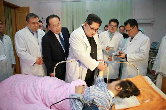 김정은 북한 국무위원장이 북한에서 발생한 중국인 관광객들의 교통사고와 관련, 병원을 찾아 부상자들의 치료 상황을 살펴봤다고 노동당 기관지 노동신문이 24일 보도했다. 사진 연합뉴스