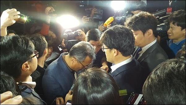 25일 경찰이 서울 중구에 위치한 TV조선 보도본부의 압수수색 영장을 발부 받아 진입을 시도하는 가운데 TV조선 기자들과 대치하고 있다. /안소영 기자
