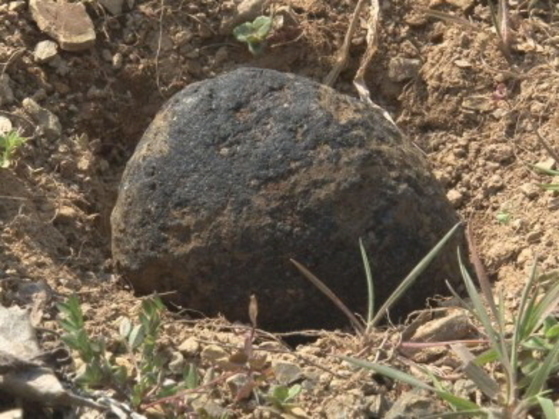 대곡면 한 비닐하우스에서 발견된 진주 운석 1호(9.36㎏). [송봉근 기자]