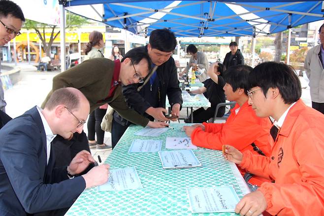 시민들이 25일 오후 창원 상남동 분수광장에서 열린 "남북정상회담 환영 문화제"에서