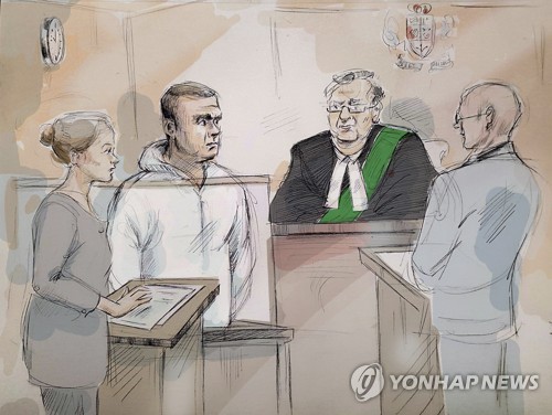24일(현지시간) 캐나다 토론토 법원에 출두한 차량돌진 사건의 용의자 알렉 미나시안(왼쪽에서 두 번째)의 법정 스케치 모습 [AP=연합뉴스]