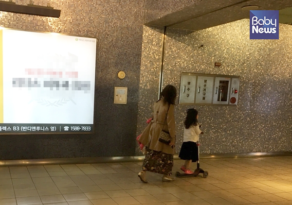 한 대형 백화점 내에서 킥보드를 타는 아이의 모습. 김윤정 기자 ⓒ베이비뉴스