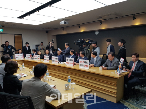 네이버 사옥 회의실을 찾은 자유한국당 의원들. 이들 앞에는 네이버 임원진(뒷모습)들이 앉아 있다. 사진=김유성 기자