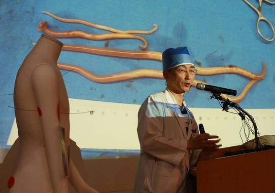 2017년 11월 15일 수원 아주대병원 이국종 교수가 판문점 공동경비구역(JSA)을 통해 귀순하려다 총상을 입은 북한군에 대해 2차 수술을 한 후 브리핑을 하고 있다. /조선DB