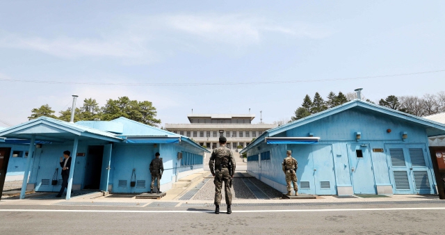 지난 18일 경기도 파주 판문점에서 한국 경비병들이 경계 근무를 서고 있다. 청와대사진기자단