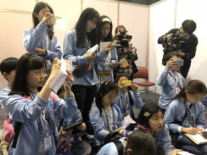 통일부 어린이 기자단이 26일 남북정상회담 메인프레스센터를 찾아 열띤 취재열기를 보여주고 있다. 노지원 기자 zone@hani.co.kr