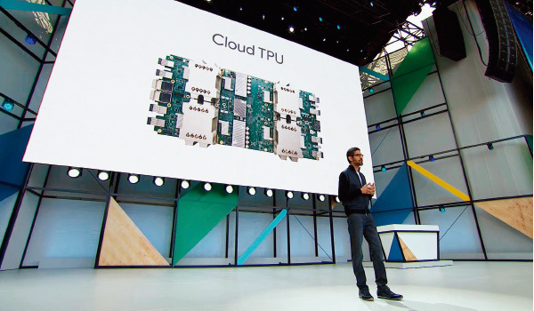 '구글I/O 2017'에서 차세대 인공지능 전용 칩 'TPU'를 발표하는 모습, 출처: 구글