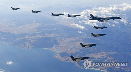 지난해 12월 한반도 상공에서 한국 전투기와 편대비행중인 B-1B  [연합뉴스 자료사진]