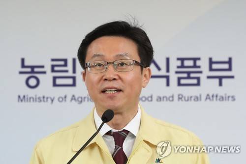 전국 AI 방역대 이동제한 해제 (세종=연합뉴스) 이진욱 기자 = 26일 오전 정부세종청사 농림축산식품부에서 이재욱 식품산업정책실장이 고병원성 조류인플루엔자(AI)와 구제역 확산 방지를 위해 발생지역 농가에 내려졌던 이동제한 조치를 해제한다고 밝히고 있다. 2018.4.26 cityboy@yna.co.kr
