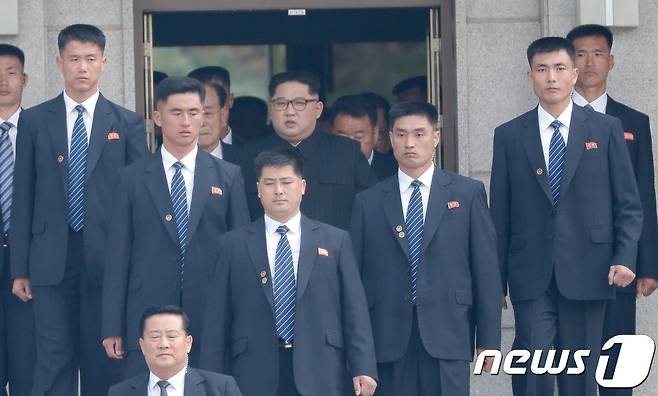 27일 김정은 북한 국무위원장이 경호원들의 호위를 받으며 판문각을 나오고 있다. 2018.4.27/뉴스1 © News1 한국공동사진기자단