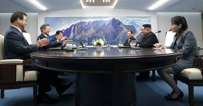 문재인 대통령이 오전 회담에서 김정은 북한 국무위원의 모두발언이 끝나자 박수치고 있다.김상선 기자
