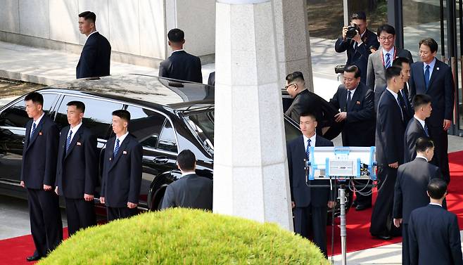 북한 김정은 국무위원장이 27일 판문점 평화의 집에서 열린 오전 회담을 마치고 차량에 탑승하고 있다. 김상선 기자