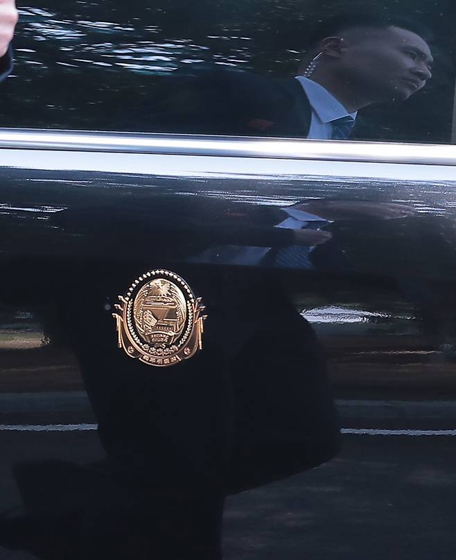 북한 김정은 국무위원장의 차량에 "국무위원장"이라고 쓰인 표식이 붙어 있다.김상선 기자