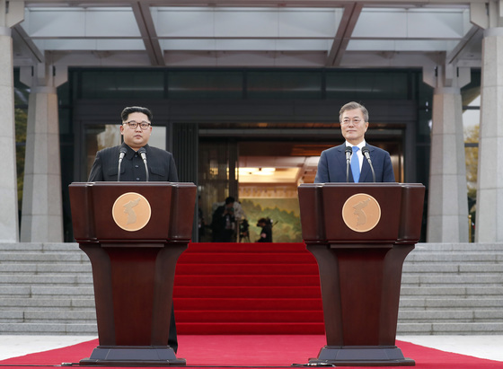 문재인 대통령과 김정은 북한 국무위원장이 27일 오후 판문점 평화의 집 앞에서 '4.27 판문점 선언'을 하고 있다. 김상선 기자