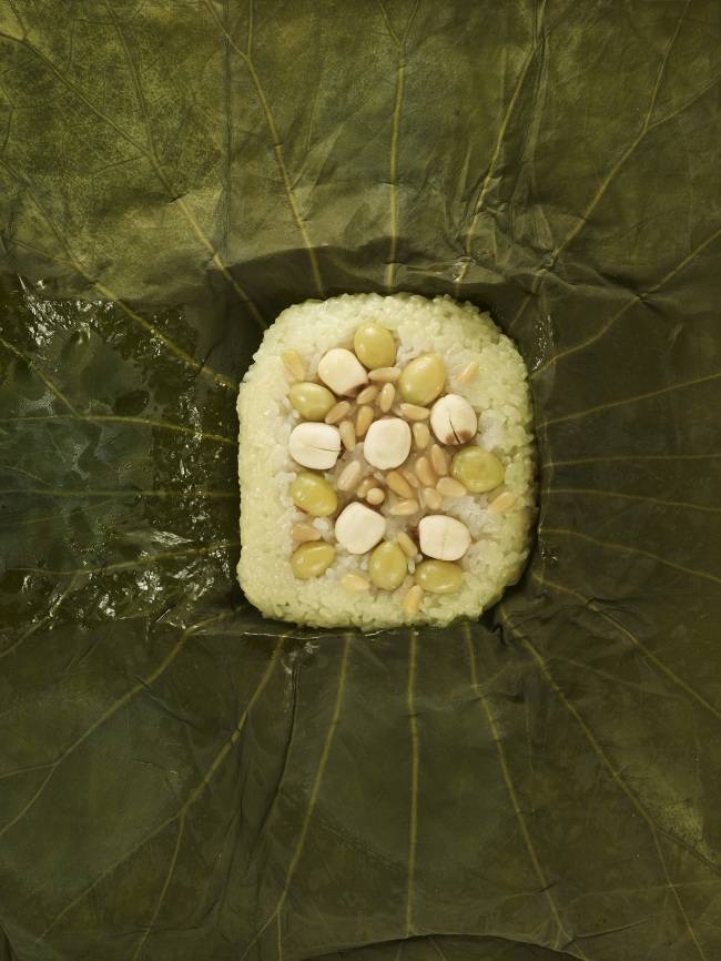Sticky rice wrapped in a lotus leaf (Moon Duk-gwan / Wookwan)