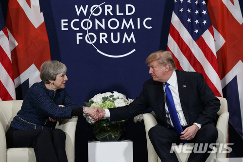 【다보스=AP/뉴시스】테리사 메이(왼쪽) 영국 총리와 도널드 트럼프 미국 대통령이 지난 1월 25일 스위스 다보스 포럼에서 만나 악수하고 있다. 2018.01.26