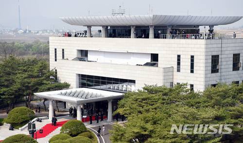 【판문점=뉴시스】전진환 기자 = 문재인 대통령이 27일 경기 파주시 판문점 군사분계선을 넘어온 북한 김정은 국무위원회 위원장과 의장대 사열후 정상회담을 위해 평화의집으로 들어 가고 있다. 2018.4.27. amin2@newsis.com