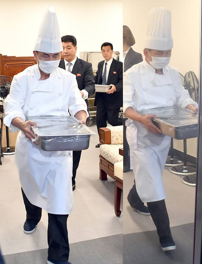 조리된 냉면을 옮기는 북측 요리사. 판문점 | 한국공동사진기자단 경향신문 서성일 기자