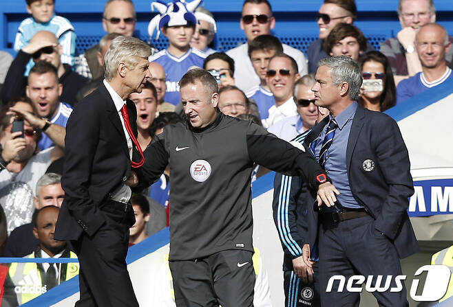 아르센 벵거 아스널 감독(오른쪽)과 주제 무리뉴 맨체스터 유나이티드 감독이 어쩌면 마지막이 될지 모를 경기를 펼친다. 사진은 2014년 경기 중 두 감독이 설전을 벌이는모습. © AFP=News1