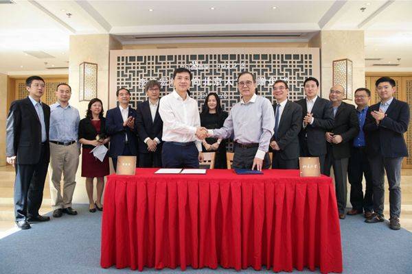 28일 열린 기념행사에서 리옌훙 바이두 회장과 린젠화 베이징대 총장이 악수하고 있다.(사진=바이두)