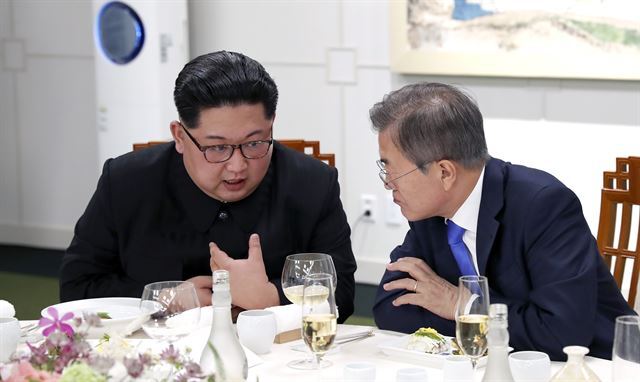 [머리 맞대고 대화 나누는 남북 정상] 문재인 대통령과 김정은 국무위원장이 남북정상회담 만찬에서 대화를 나누고 있다.