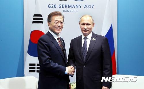 【함부르크(독일)=뉴시스】전진환 기자 = 문재인 대통령과 블라디미르 푸틴 러시아 대통령. 2017.07.07. amin2@newsis.com <저작권자ⓒ 공감언론 뉴시스통신사. 무단전재-재배포 금지.>