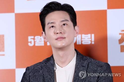 권율, 눈빛 미남 (서울=연합뉴스) 진연수 기자 = 배우 권율이 26일 오후 서울 광진구 자양동 롯데시네마 건대입구점에서 열린 영화 '챔피언' 언론 시사회에서 취재진의 질문을 듣고 있다. 2018.4.26 jin90@yna.co.kr
