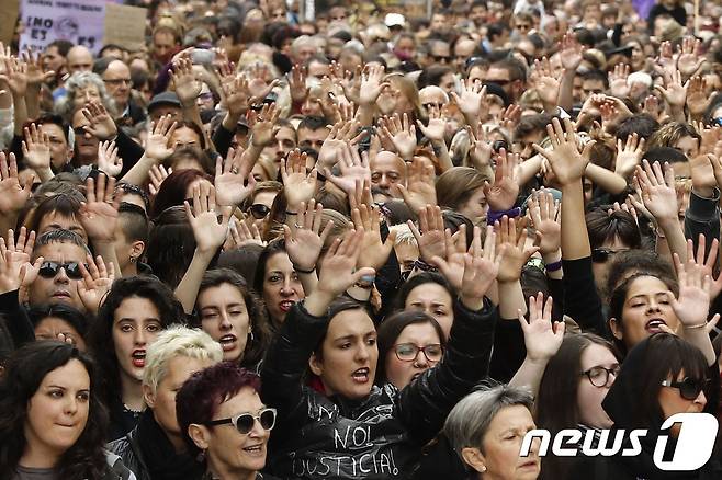 28일(현지시간) 팜플로나 시위에 참여한 시민들이 두 손을 들어 항의하는 모습. © AFP=뉴스1