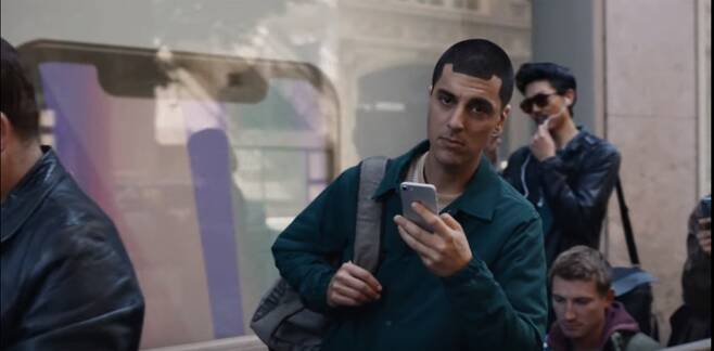 애플을 조롱했던 삼성의 광고 'Samsung Galaxy : Growing Up' 중에서 남성의 머리가 애플의 아이폰X의 노치와 유사하다 ⓒ삼성