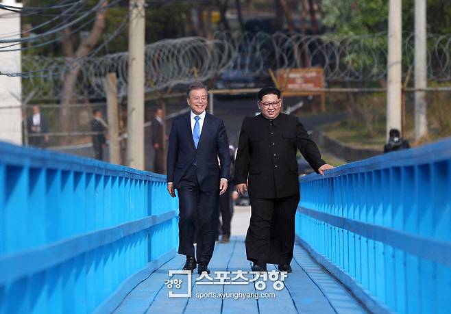 문재인 대통령과 김정은 북한 국무위원장이 4·27 남북정상회담 오후 회담에 앞서 수행자 없이 판문점 내 도보다리를 산책하고 있다. 서성일 기자