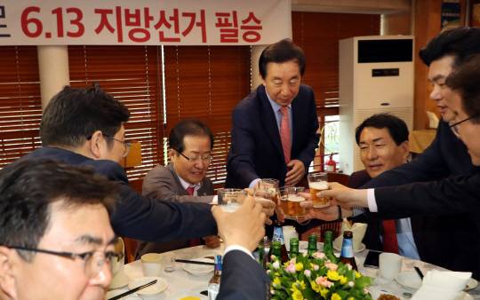 “필승” : 자유한국당 홍준표(왼쪽 두 번째) 대표와 김성태(〃세 번째) 원내대표가 30일 서울 여의도 한 식당에서 열린 ‘6·13 지방선거 필승을 위한 국회의원 만찬’에 참석해 건배하고 있다. 연합뉴스