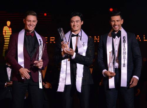 이승환이 ‘2017 미스터 인터내셔널’로 선정된 뒤 트로피를 들고 기뻐하고 있다. 왼쪽은 남아공의 Dwayne Geldenhuis, 오른쪽은 콜롬비아의 Manuel Molano.