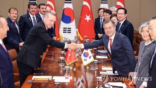 한-터키 확대정상회담 (서울=연합뉴스) 배재만 기자 = 문재인 대통령이 2일 오전 청와대에서 한국을 국빈 방문한 레제프 타이이프 에르도안 터키 대통령을 만나 확대정상회담을 하기에 앞서 악수하고 있다. 2018.5.2 scoop@yna.co.kr