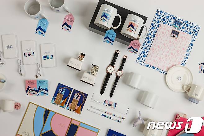 청와대가 3일 시계와 컵, 충전기, 문구류 등 21개 품목 41종의 새로 디자인한 청와대 기념품의 사진 등을 언론에 공개했다.2018.4.3/뉴스1 © News1