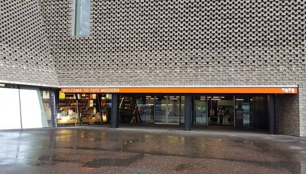 신관 테이트 모던 입구/고영애 제공