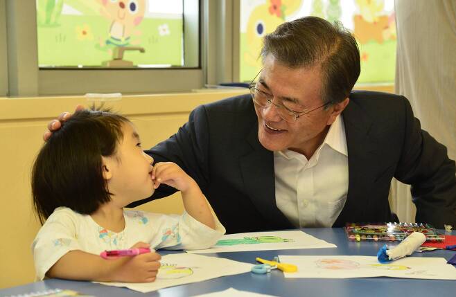지난해 8월 9일 문재인 대통령이 서울 서초구 서울성모병원을 방문해 병원내 어린이학교에서 아이들과 같이 그림 그리기를 하고 있다. 청와대사진기자단