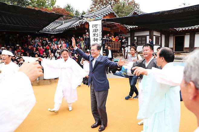 지난해 10월 6일 오후 문재인 대통령과 김정숙 여사가 안동 하회마을을 방문했다. 문 대통령이 공연장에서 하회별신굿탈놀이 공연이 끝난뒤 출연진과 같이 어깨 춤을 추고 있다. [사진 청와대]
