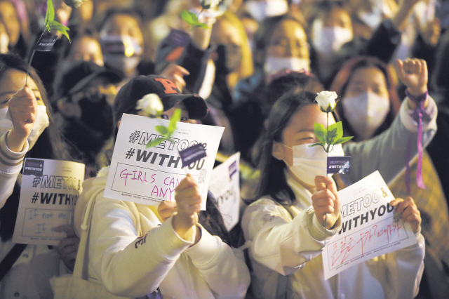 3ㆍ8 여성의날 110주년인 8일 오후 서울 마포구 홍대입구역 인근에서 열린 ‘제1회 페미 퍼레이드’ 참가자들이 ‘미투(METOO)&위드유(WITHYOU)’운동을 지지하는 흰색 장미를 들고서 참가자들의 발언을 듣고 있다. [연합뉴스]